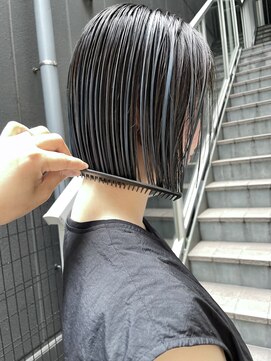 ケンジ 横浜(KENJE) ルーツカラー/アイスブルー/青/ハイライト/切りっぱなしボブ