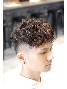 ハングアウト(Hangout) バーバースタイル/フェード/スペインカール/ショートハーパー