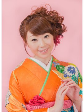 アート相模大野(ART) ふんわり丸い上品なアップをはずむカールで愛らしく彩る