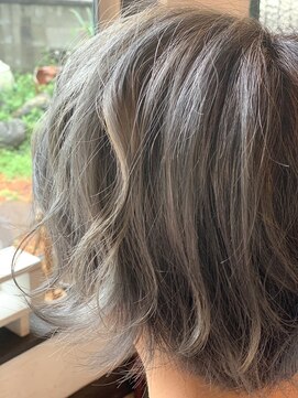 アンカシェット(en cachette) グレーヘアカラー