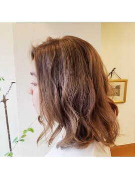 ヨナサン(Yona Saint) アッシュベージュカラー。