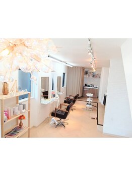 全てのスタンダードな技術はもちろん、デザインカラーや白髪染め/ぼかし、等の人気メニューも対応致します*