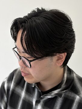 リベラル(liberal) 毛流れパーマセンターパートスタイル