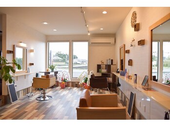 ヘアーサロン パウハナ(hair salon pauhana)の写真/ウッド調の温かみのあるカフェのような落ち着く空間でゆったりと寛ぎながら特別なサロンタイムを♪