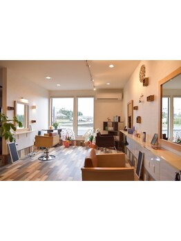 ウッド調の温かみのあるカフェのような落ち着く空間でゆったりと寛ぎながら特別なサロンタイムを♪