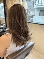 トルネード(TORNADO)&nbsp;外国人風グレージュレイヤーカット