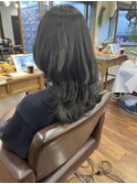 ダークグレージュのレイヤーカットくびれヘアウルフカット