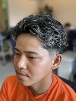 テン(TEN)&nbsp;メッシュ、オールバックパーマ