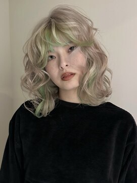 イェッカ パビル(YECCA pabil) ブロンドとミントグリーンのデザインカラー(ブリーチ2回)