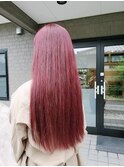 レッドカラーのストレートロングヘア
