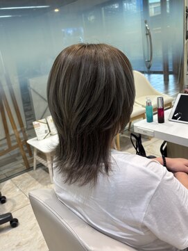 ケンジ 平塚 アネッタ(KENJE annetta) 【ダブルカラー】艶髪シルバーアッシュ×レイヤーカット