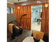 薄暗く、リラックスできるシャンプーブース♪