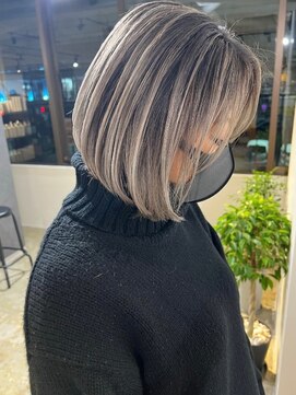 メリー オオサカ(Merly Osaka) ホワイトグレージュなバレイヤージュ_大人ボブカット_