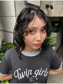 風でなびくパーマがふんわり可愛い