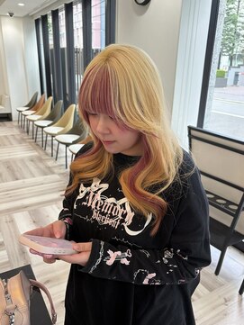イロミ(iromi) 抜きっぱなしブロンド × ピンクのフェイスフレーミング