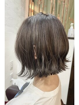 アクアマリン8810 ハチハチイチゼロ(AQUA MARINE 8810) ペールベージュセクションカラーグラデーションカラー外ハネボブ