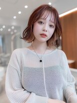 似合わせ大人可愛いグレージュカラー斜めバングショートボブ