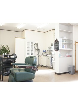 ひげ・眉カットはサービスで行っています。理容室の技術をご体験下さい！