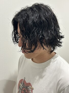 ヒュイル バイ ニアウ(Hwyl by Niau) メンズセンターパート波巻スパイラルパーマニュアンスパーマ眉毛