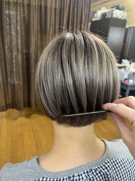 エレガントリゾート グレイスヘアー マッシュショートボブ