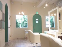 フルリール ヘアーアンドケア(fleurir Hair&care)の雰囲気（席は間隔をあけて広々と。お子様と一緒のご来店頂けます♪）