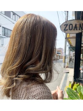 ゾアン(Zoan) エアリーな束感・ハイトーンカラー大人かわいいゆるふわスタイル