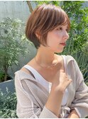 フェイスラインとシルエットで魅せる 小顔効果大の大人ショート