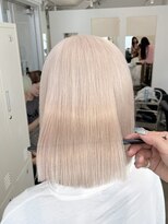 ジーナ オモテサンドウ(XENA)&nbsp;ホワイトカラー×ケアブリーチ×ハイトーンボブ