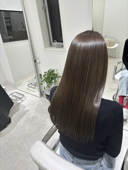 美髪を育むヘアケアサロン。自然なストレートで、あなたの魅力を引き出します。