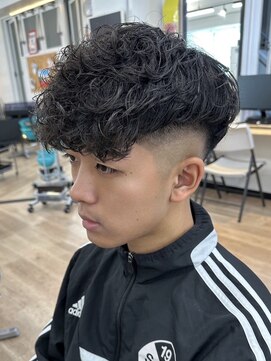 ウェイビーエフティフィフス 横浜西口(WAVEY ft.fifth) スペインカールラルフカールスキンフェードカット刈り上げ横浜