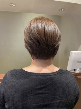エルサフィロ ヨドヤバシ(el zafiro yodoyabashi) ハンサムショートヘア　オリーブベージュ