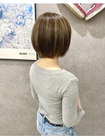 パーセント(percent) 立体感ハイライトショートボブ
