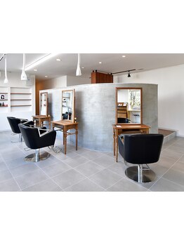 実力派スタイリストが担当◎奇抜にならない、上品なデザインカラーでこなれ感を演出♪メンズの方もオススメ