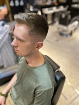 フランクスバーバー アンド ビアークラブ(FRANK'S BARBER and BEER CLUB)&nbsp;スキンフェードかき上げショートレイヤーくせ毛風パーマ