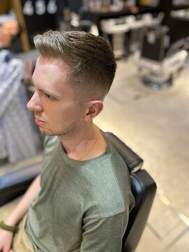 フランクスバーバー アンド ビアークラブ(FRANK'S BARBER and BEER CLUB) スキンフェードかき上げショートレイヤーくせ毛風パーマ