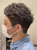 フィーリー ヘア デザイン 太田店(feAry)&nbsp;かき上げウェーブ×ナチュラルシルバーカラー【くせ毛活かし】