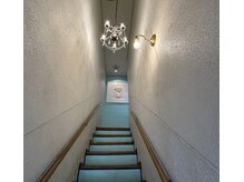 スリス(SULIS)の雰囲気(ティファニーブルーの階段が目印★)