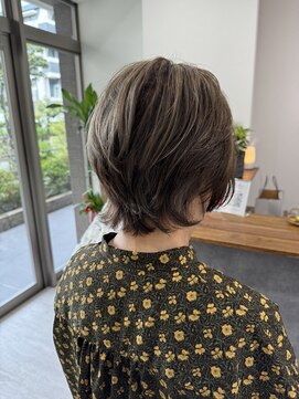 コチ(cochi) 【白髪ぼかし×ハイライト　大人女性カジュアルショート】