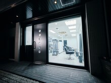 ロワナイダ(LOWONIDA)の雰囲気(こだわった扉がお店の目印です!)