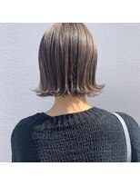 シー 岡崎(,SHE) 切りっぱなしボブと外ハネのドーリーガール