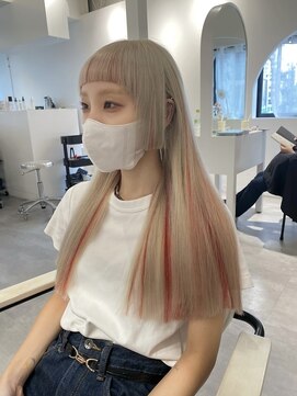 ハチ(HACHI) シルキーベージュに赤のデザインカラーとデザインカット