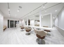アッシュ 本八幡店(Ash)の雰囲気（内装はトレンドを押さえつつも、できる限りシンプルに）