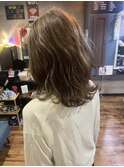 白髪ぼかしハイライト×ミディアムレイヤーカット