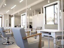 アイディアー スタジオコウベ(i-Dear studio Kobe)の雰囲気（白を基調とした明るい店内でゆっくりとおくつろぎ下さい☆）