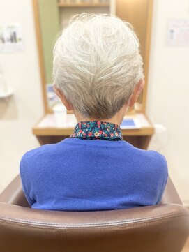 フリージア(freesia) 30代40代50代/大人ショート/グレイヘア