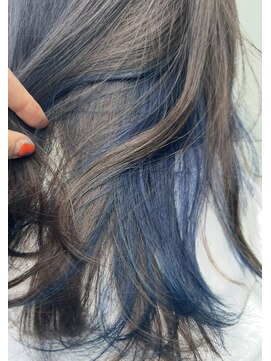 ジーナ 姪浜(Zina) インナーカラーネイビーブルー×ハイトーンアッシュ