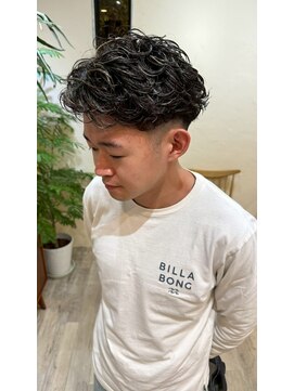 シフト(SHEEFT) スパイラルパーマ黒髪前髪パーマ韓国バーバースタイル