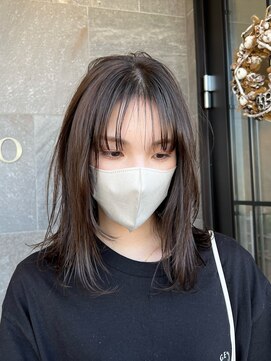 メゾン アヴァロ(Maison Avallo) グレージュカラーのミディアムスタイル