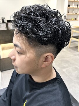 ヒュイル バイ ニアウ(Hwyl by Niau) メンズツーブロックフェードスパイラルパーマニュアンスパーマ