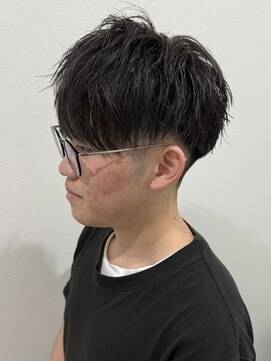 ヒュイル バイ ニアウ(Hwyl by Niau) メンズマッシュパーマニュアンスパーマブルーブラック刈り上げ